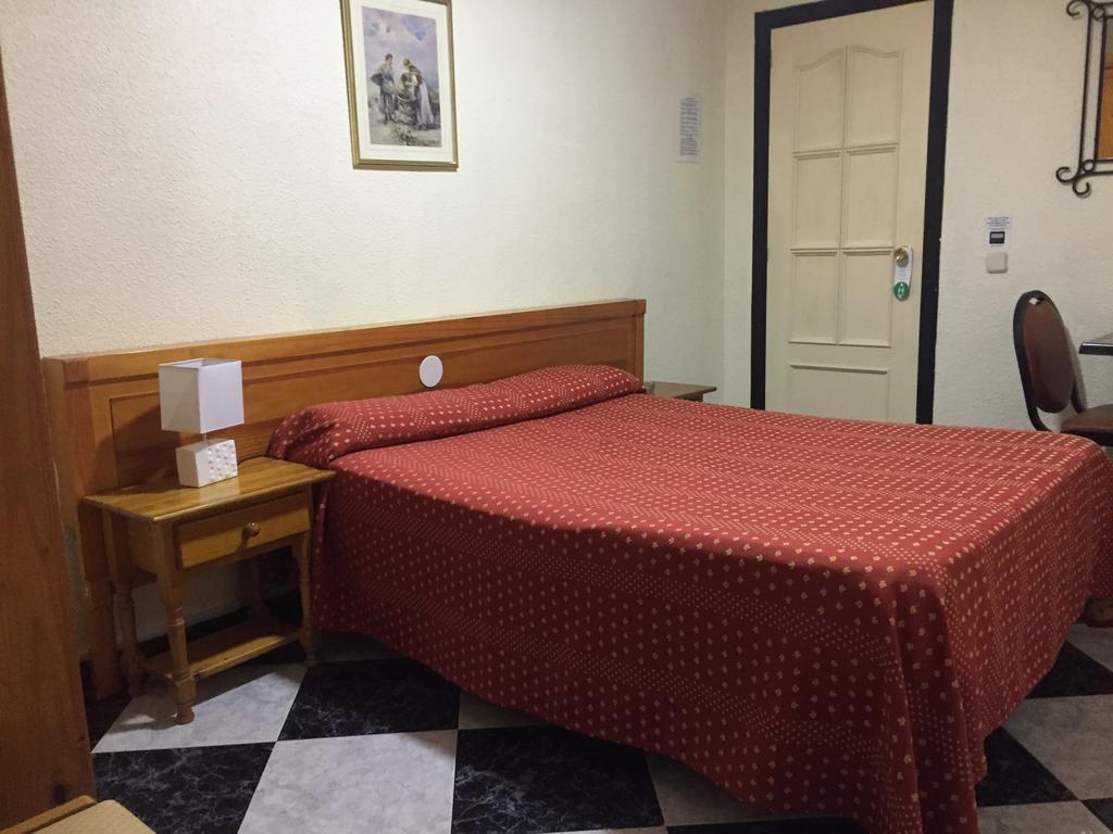 Hostal Jacinto Алькала-де-Энарес Экстерьер фото