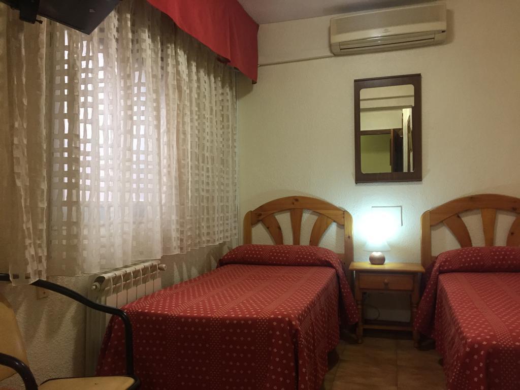 Hostal Jacinto Алькала-де-Энарес Экстерьер фото