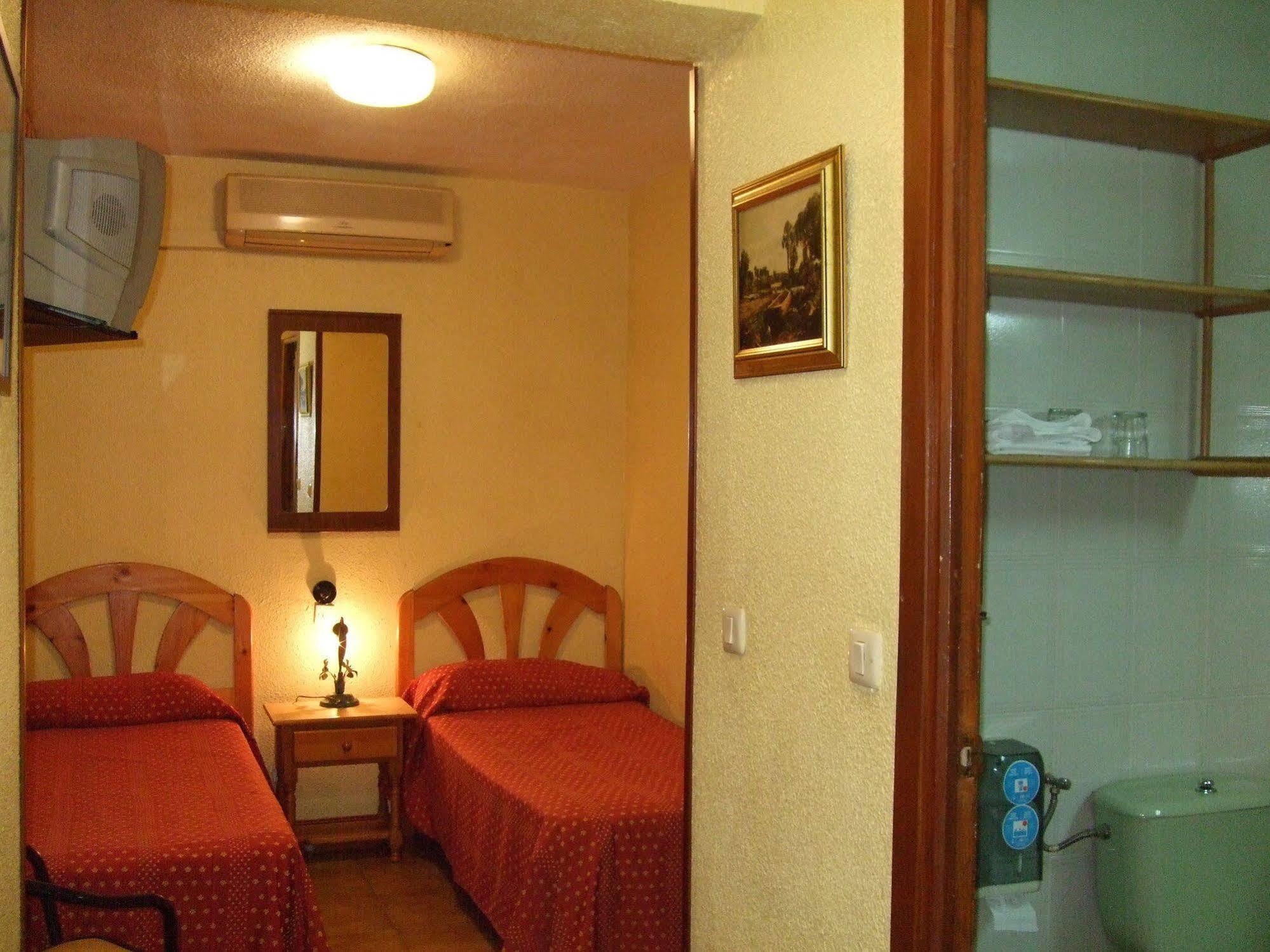 Hostal Jacinto Алькала-де-Энарес Экстерьер фото