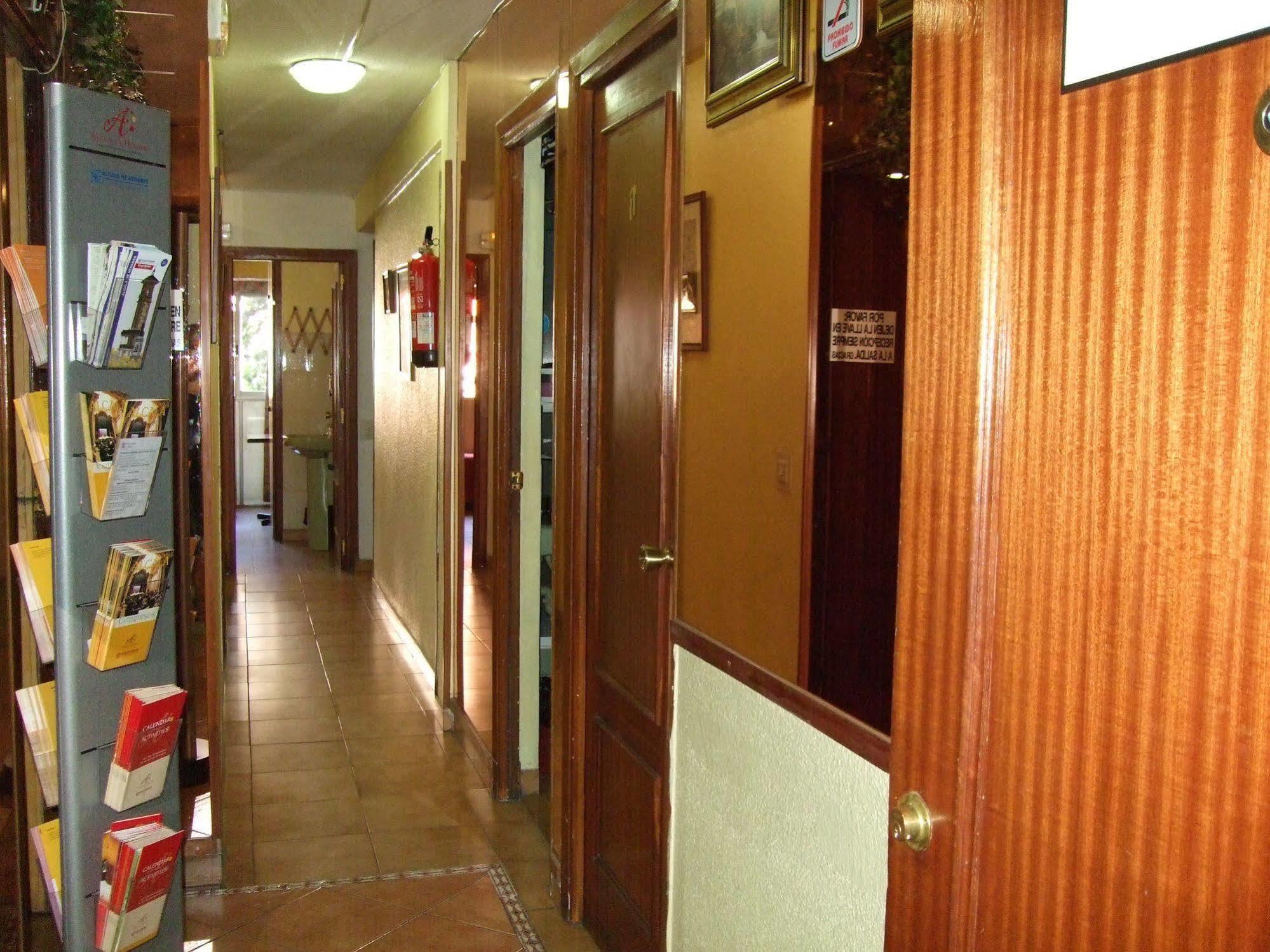 Hostal Jacinto Алькала-де-Энарес Экстерьер фото
